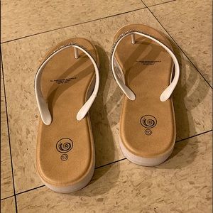 Size 10 white and tan dress flip flop sandals